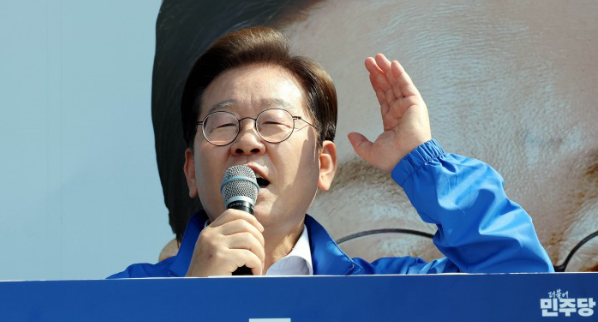 대선토론 전 이재명 후보가 4년 연임제와 사회통합 정책을 설명하는 모습