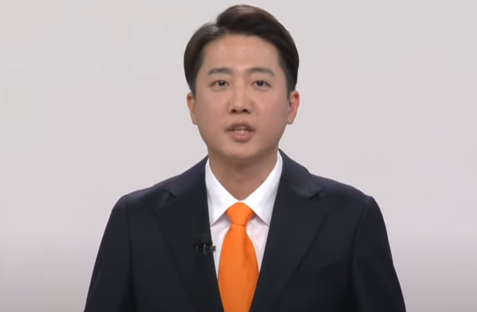 디지털 경제와 청년 정책을 강조하는 이준석 후보의 1차 토론 발언 장면